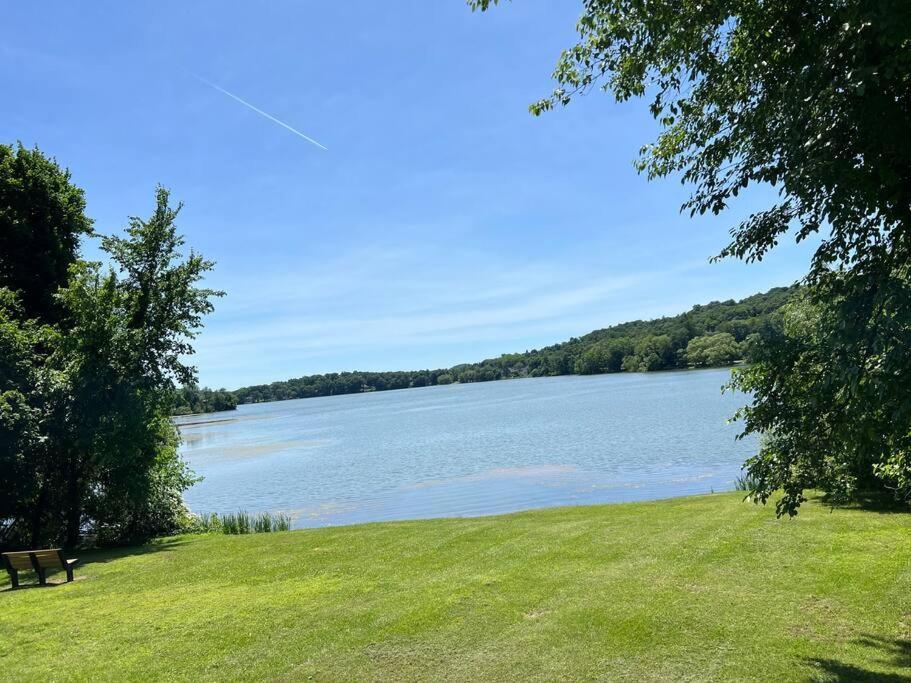 Cheerful Home With Amazing Lake View New Fairfield Bagian luar foto